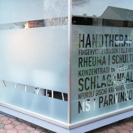 Beschriftung: Sichtschutz — Verklebung Schaufenster. Produziert von der Firma Visscher Lichtwerbung aus Dortmund