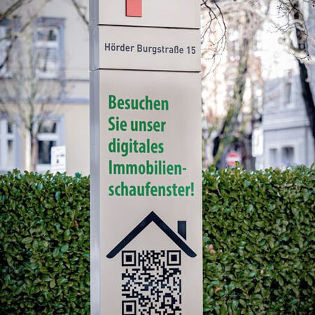Leitsysteme: Werbestele mit QR-Code. Produziert von der Firma Visscher Lichtwerbung aus Dortmund