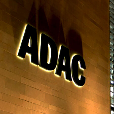 Leuchtschrift: Leuchtreklame — ADAC-Wandmontage Leuchtschriftzug an Fassade. Produziert von der Firma Visscher Lichtwerbung aus Dortmund.