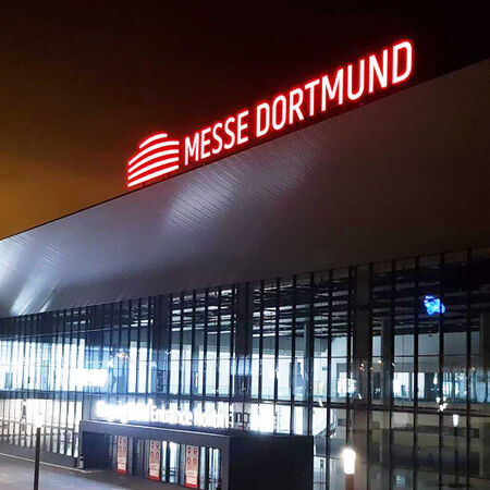 Lichtwerbung: Lichtwerbeanlage — Stadion. Produziert von der Firma Visscher Lichtwerbung aus Dortmund