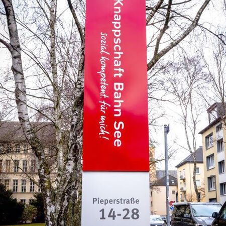 Außenwerbung: Werbepylon vor einem Firmensitz . Produziert von der Firma Visscher Lichtwerbung aus Dortmund