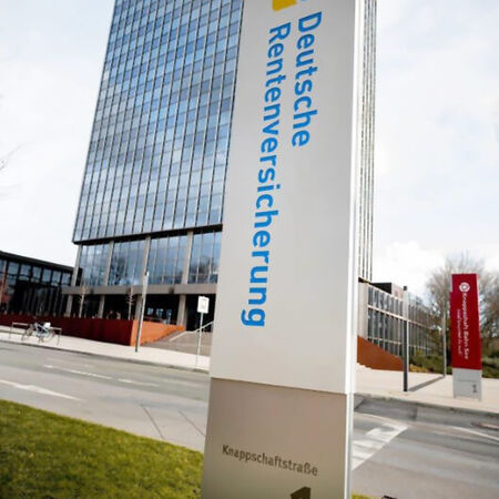 Leitsysteme: Werbepylon für die deutsche Rentenversicherung. Produziert von der Firma Visscher Lichtwerbung aus Dortmund